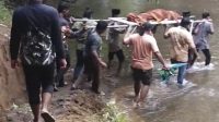melintas sungai makamkan jenazah di ponorogo