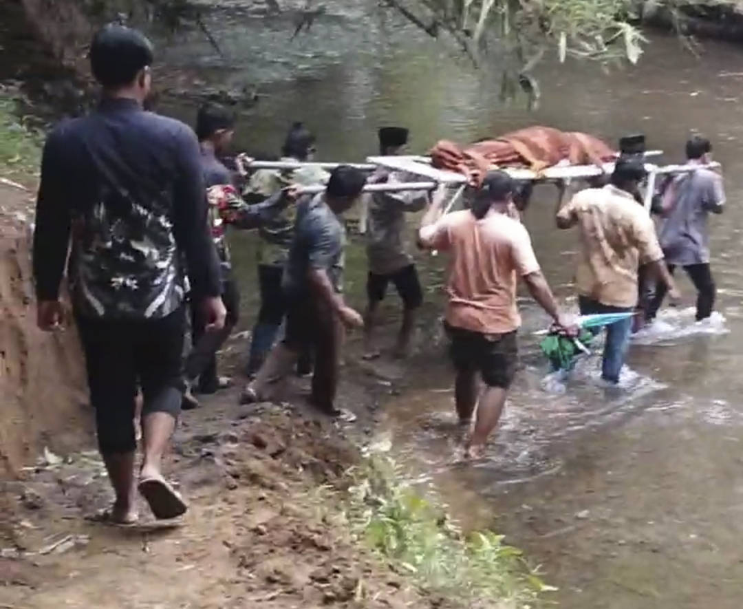 melintas sungai makamkan jenazah di ponorogo