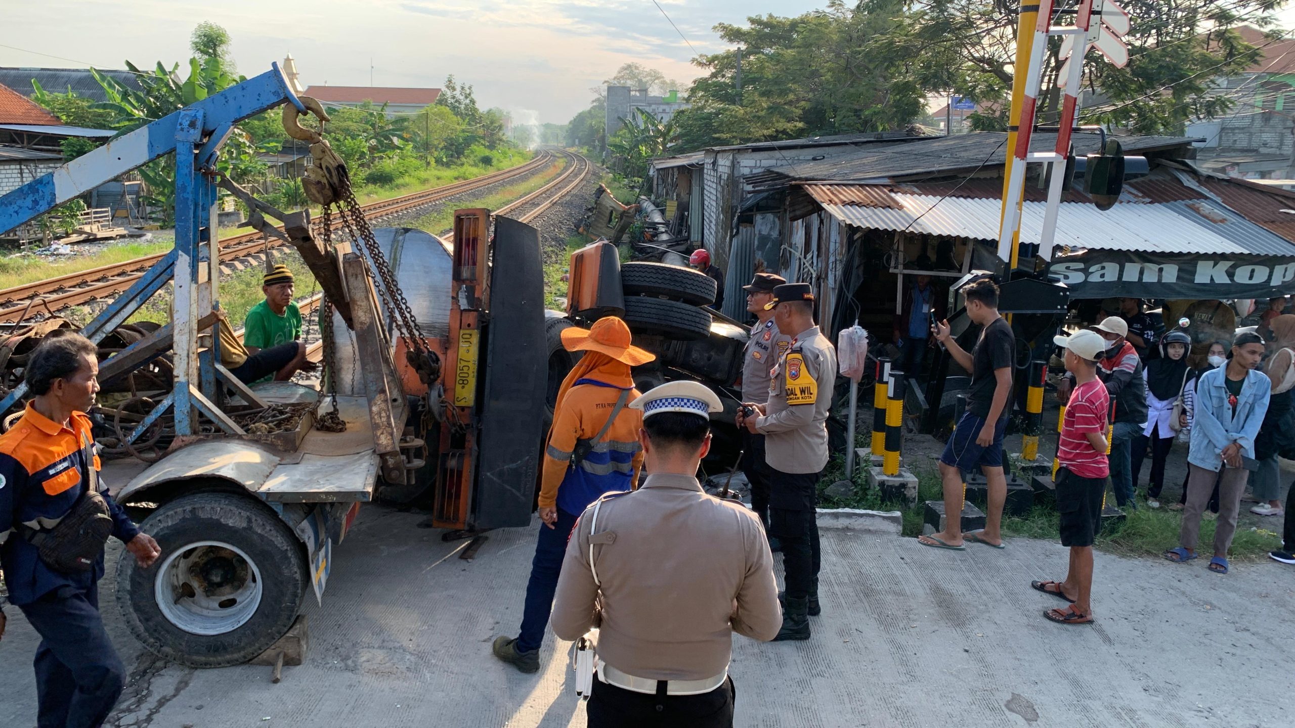truk ditabrak KA di Lamongan