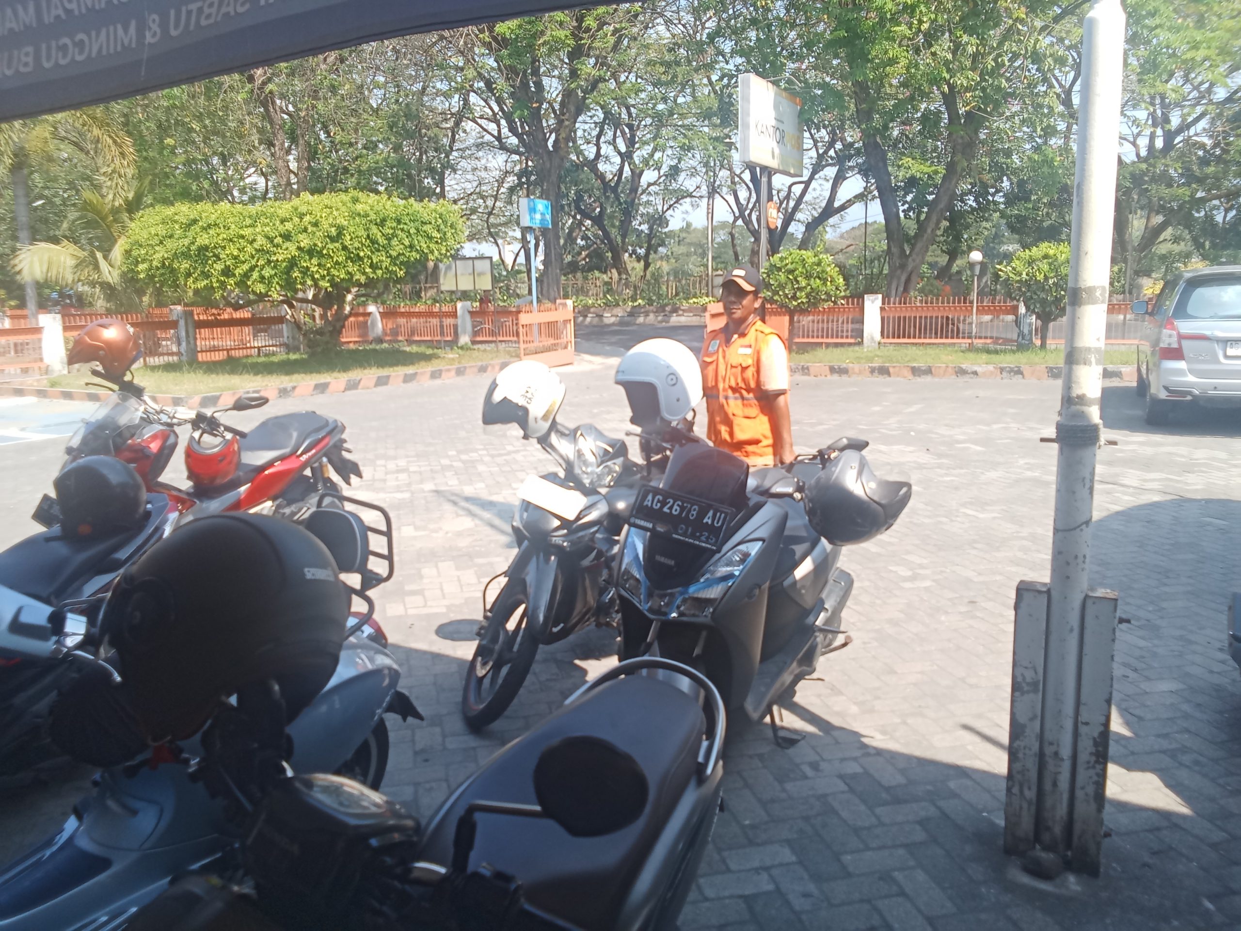 Puluhan Tahun Jadi Juru Parkir Kantor Pos Kediri, Temukan Berkah di Tengah Keramaian Penyaluran BLT