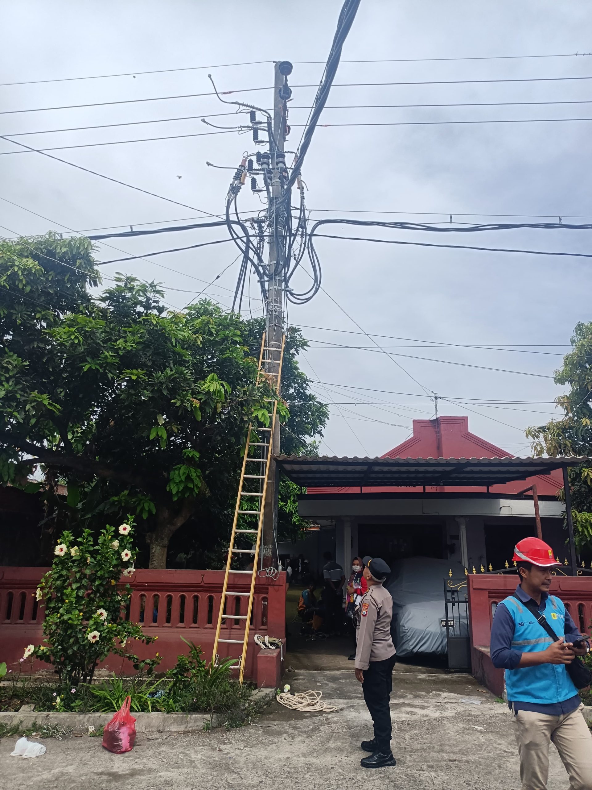 Pekerja Tersengat Listrik Saat Ganti Kabel di Singosari