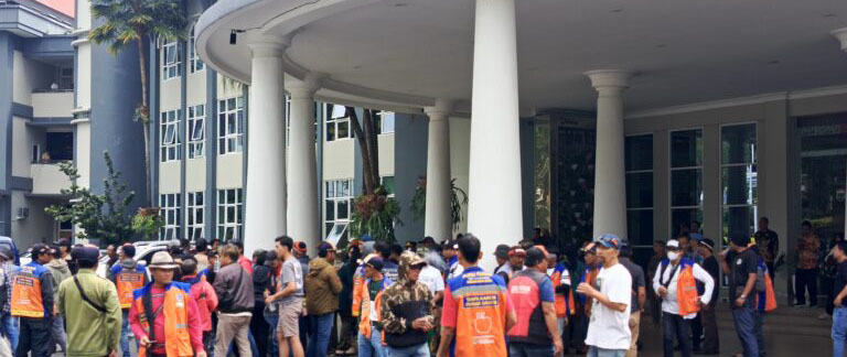 Pemkot Batu Terapkan Gate Parkir, Ratusan Jukir dan PKL Alun-alun Melawan