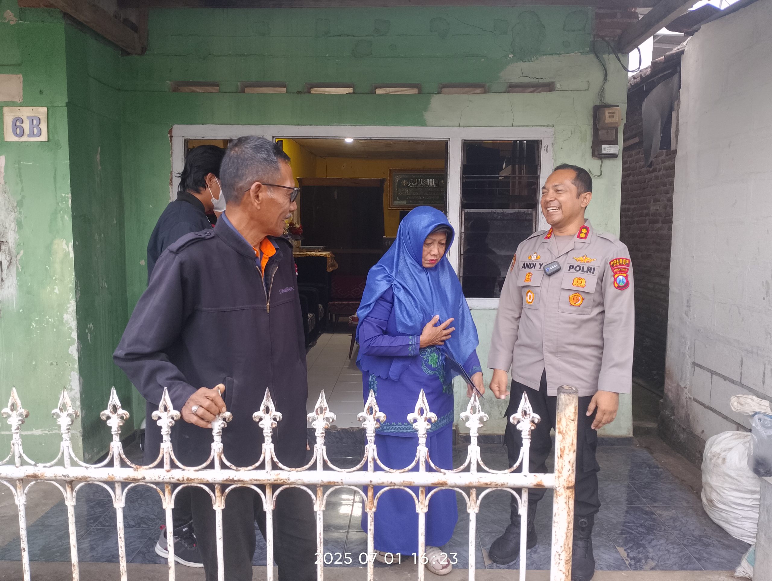 Nenek Terekam Video Hormat ke Foto Kapolres Batu di Jalan Raya Viral