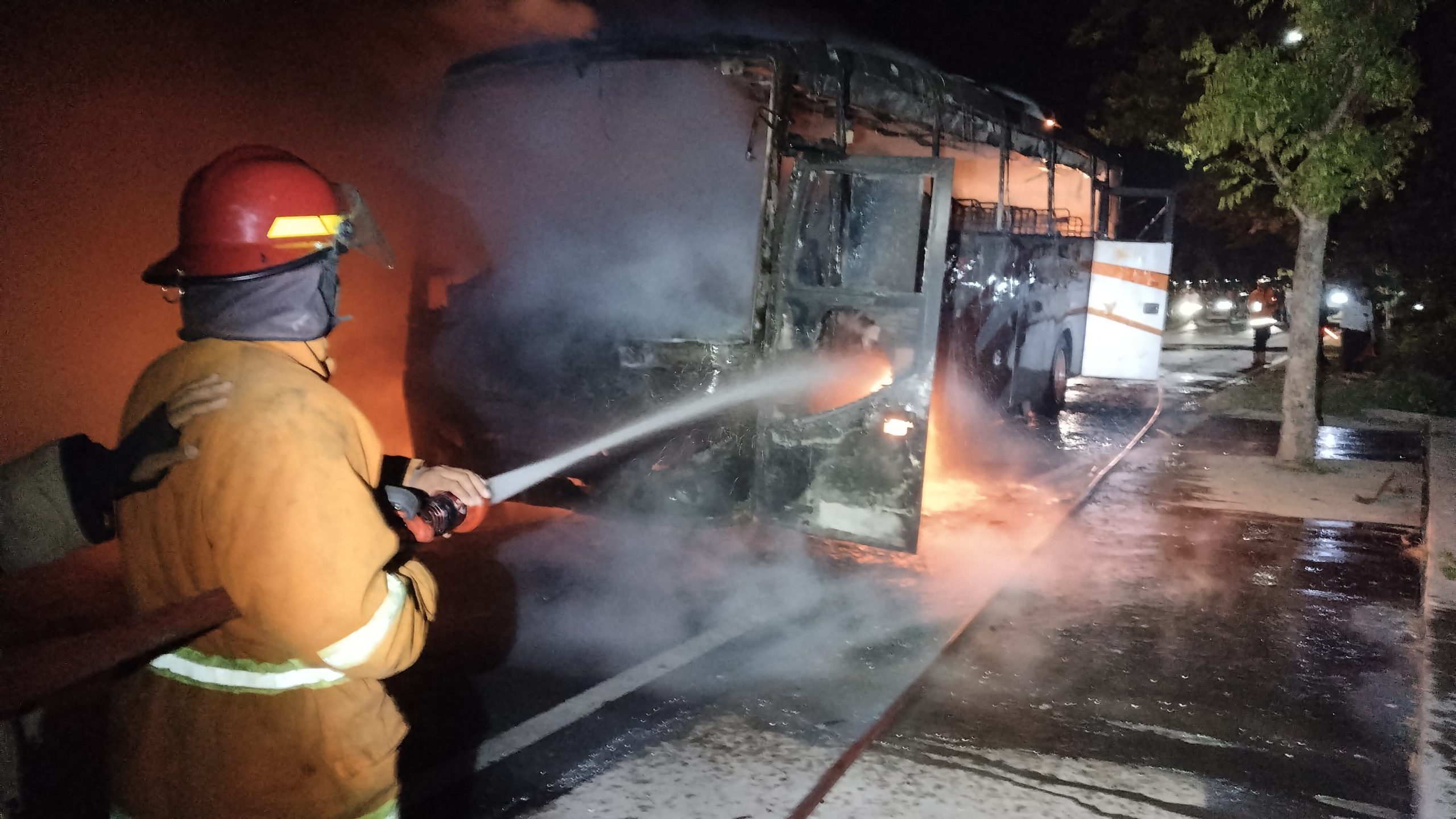 Bus dan Motor Terbakar Hebat di Nganjuk, Pemotor Tewas
