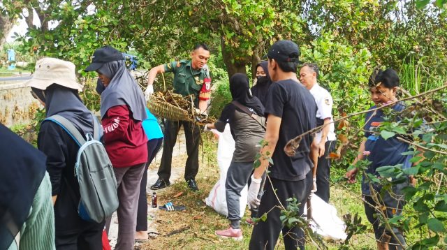 Peringati Hari Sungai Nasional, Babinsa dan Warga Bersihkan Sungai Kresek