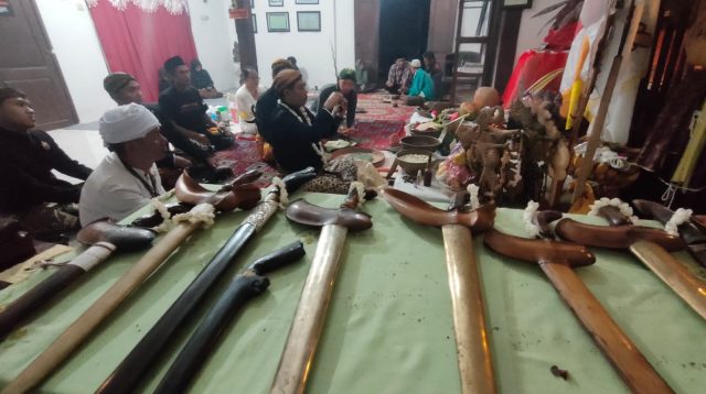 Ritual Jamasan Keris Soekarno di Kediri, Ratusan Pusaka dari Nusantara Ikut Disucikan