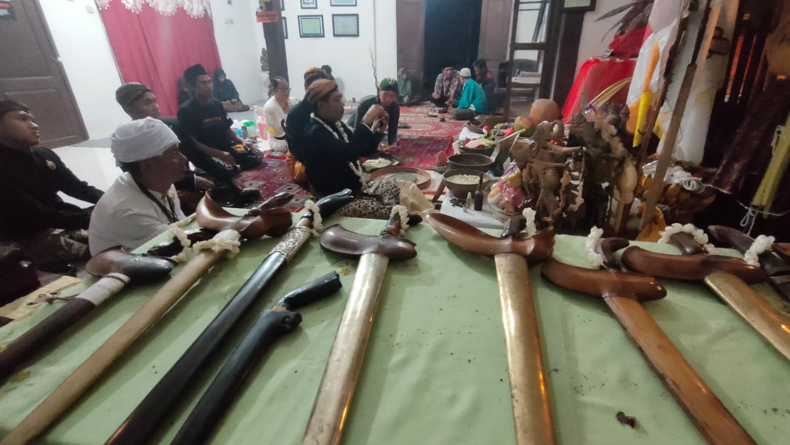 Ritual Jamasan Keris Soekarno di Kediri, Ratusan Pusaka dari Nusantara Ikut Disucikan