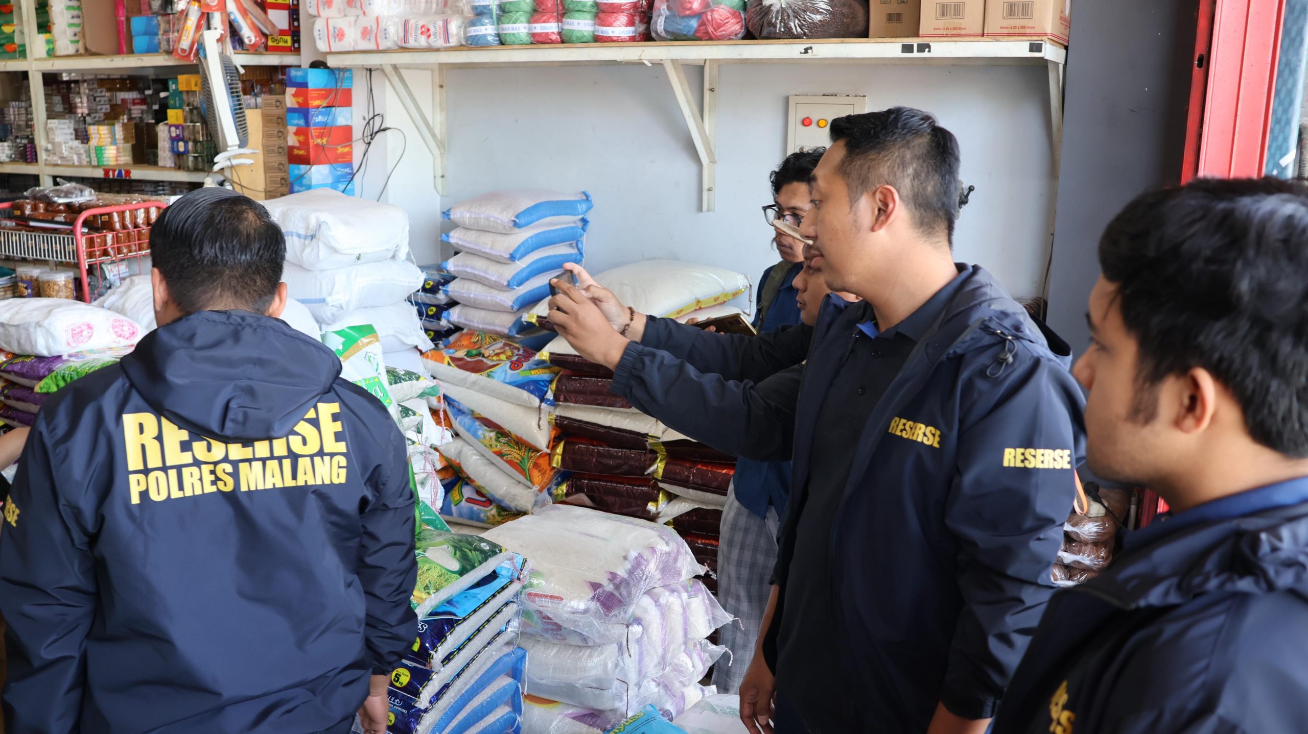 Satgas Pangan Polres Malang Sidak Beras, Temukan Produk Diduga Tak Sesuai Mutu dan Berat