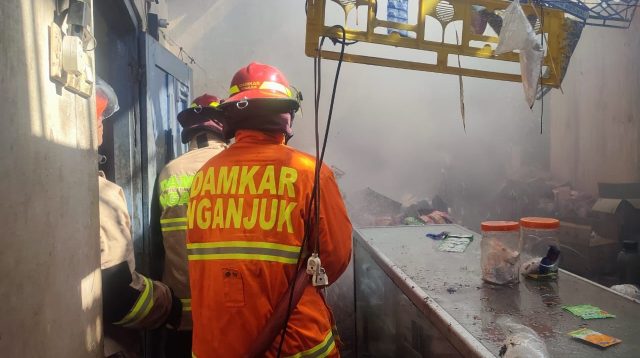 Kebakaran Hanguskan Dua Ruko di Pasar Mungkung Nganjuk, Kerugian Capai Rp150 Juta