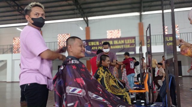 Pemotong Rambut Binaan Dinsos Secara Berkala Akan Potong Rambut Siswa SRMA Kabupaten Kediri
