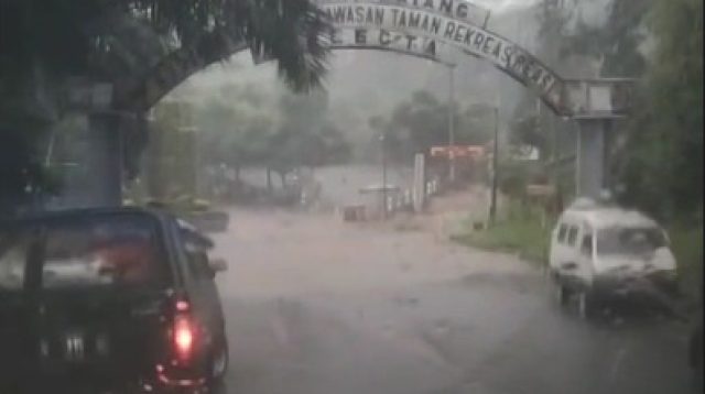 Sempat Tergenang Banjir, Akses Wisata Selecta Sudah Aman Dilalui