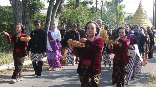 Ada Jaranan, Barongsai dan Tumpeng Tahu di Kirab Suroan Desa Toyoresmi Ngasem