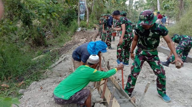 TMMD ke-125, TNI dan Warga Ngusikan Jombang Kompak Bangun Jalan Desa