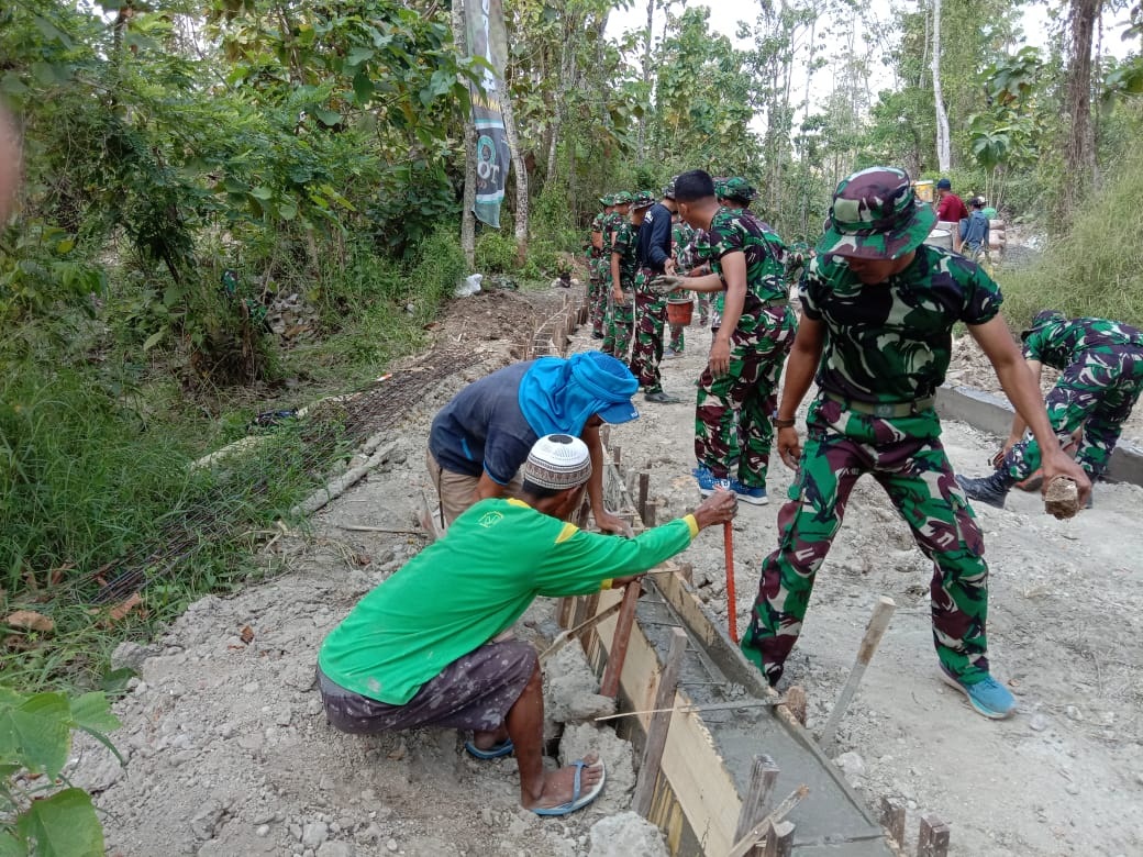 TMMD ke-125, TNI dan Warga Ngusikan Jombang Kompak Bangun Jalan Desa