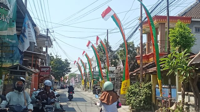 Warga Tirtoudan Semarakkan HUT ke-80 RI dengan Deretan Umbul-umbul Merah Putih
