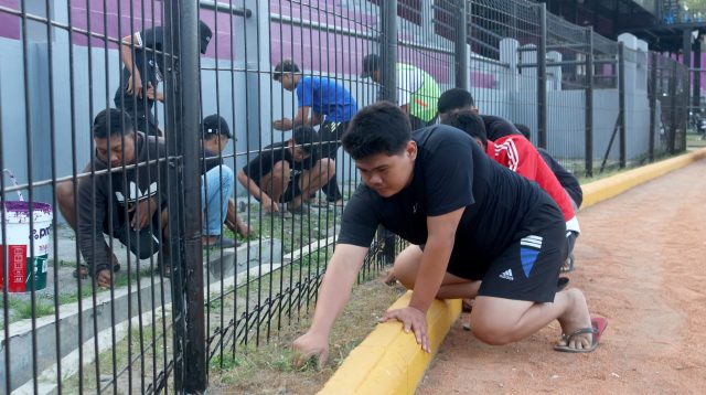 Bentuk Kepedulian, Suporter Persik Kediri Gotong Royong Bersih-bersih Stadion Brawijaya