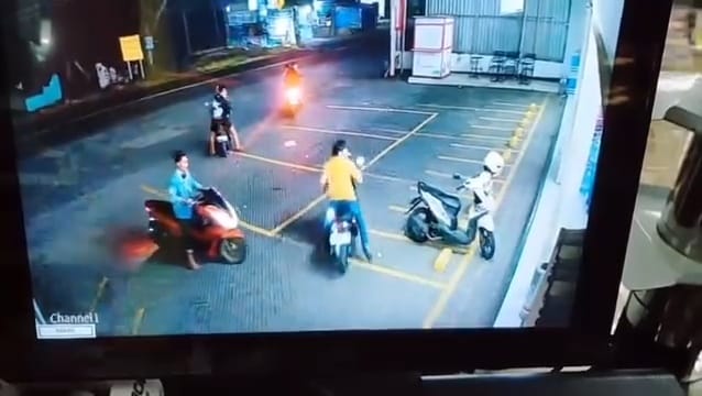 Gerombolan Pemotor Gondol Motor Karyawan Ritel Modern di Diwek, Aksi Terekam CCTV