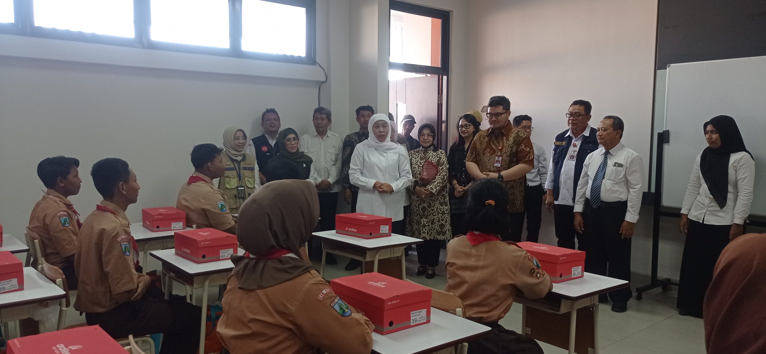 Khofifah Puji Fasilitas SRMA di Kediri: Seperti Sekolah Internasional, Siswa Harus Lebih Unggul