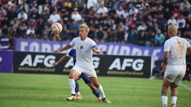 Keisuke Honda Akui Kualitas Persik Kediri Usai Laga Uji Coba di Stadion Brawijaya