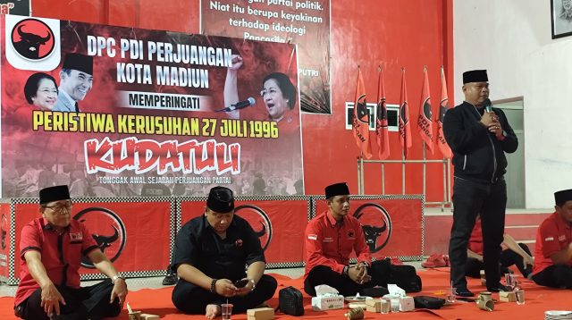 Kenang Peristiwa Kudatuli, DPC PDI Perjuangan Kota Madiun Tabur Bunga di Jalan