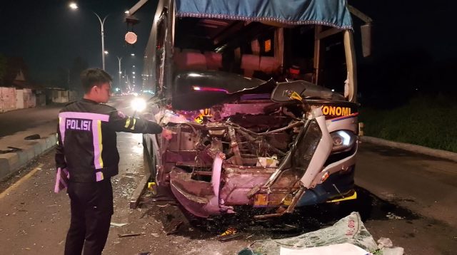 Bus Seruduk Truk di Mojoagung, Sopir Terluka