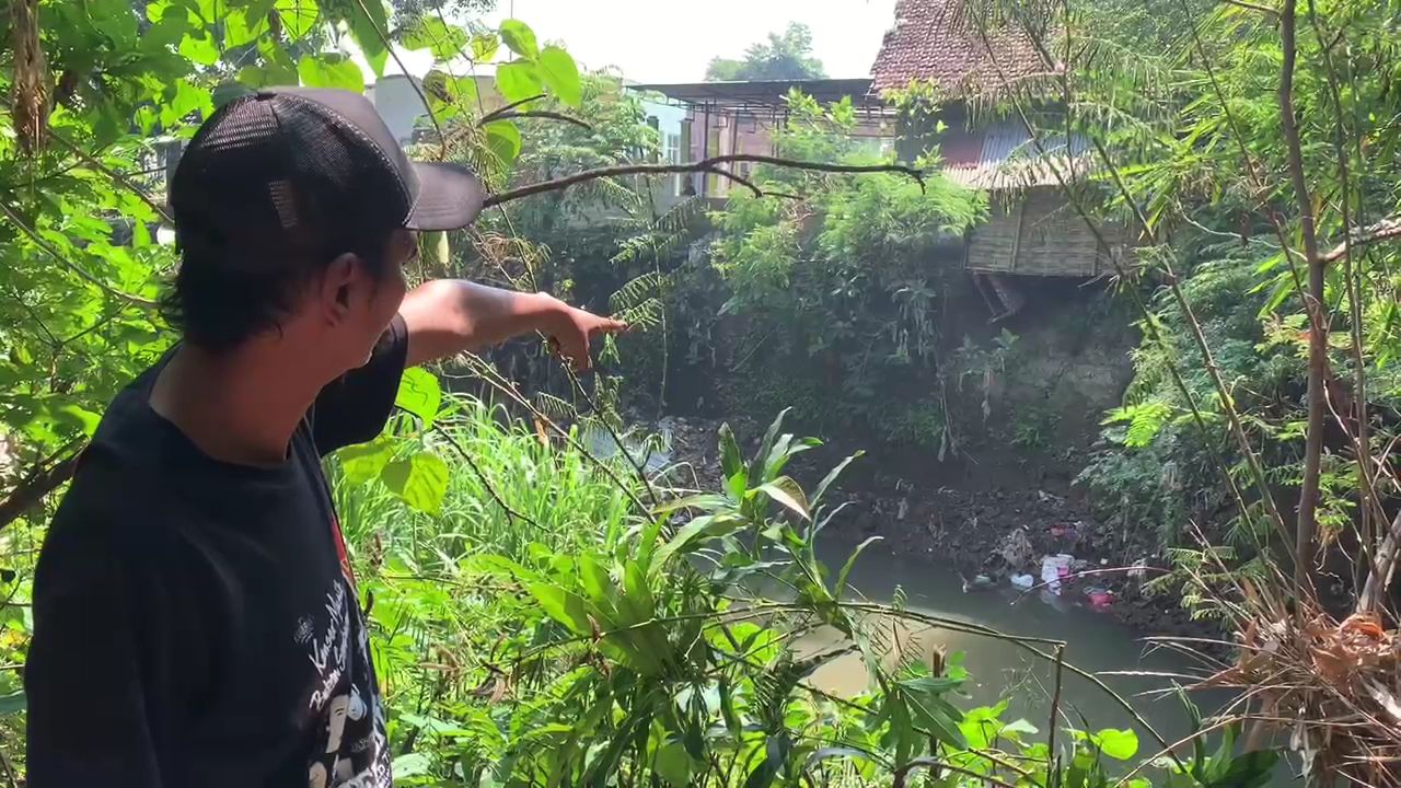 Tiga Rumah di Mojoagung Rusak Akibat Longsor, Dapur Menggantung di Atas Sungai