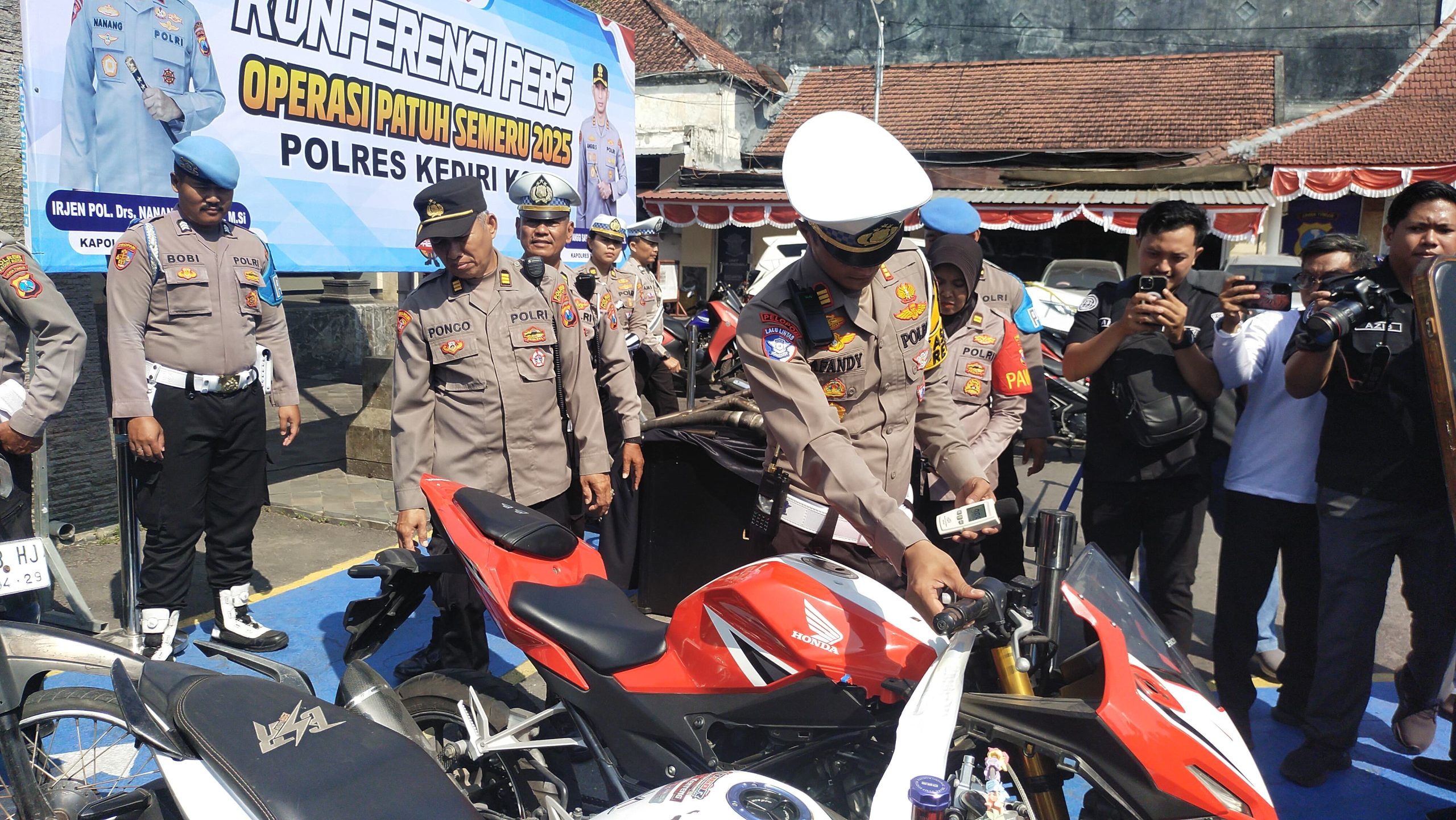 Ribuan Pelanggar Ditindak Selama Operasi Patuh Semeru 2025 di Kediri, Didominasi Tak Pakai Helm