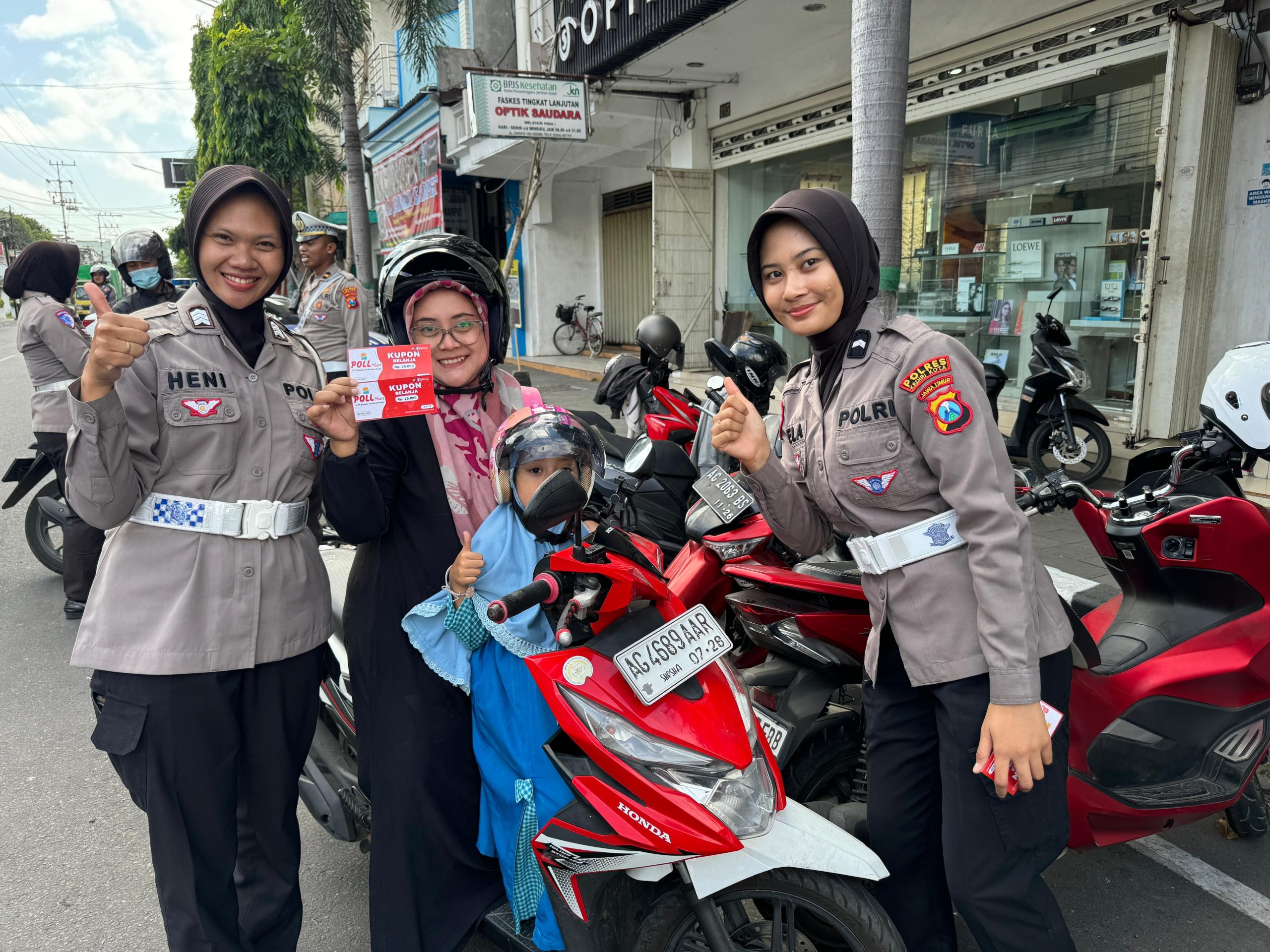 Bukan Ditilang, Pengendara Tertib di Kediri Malah Dapat Hadiah dari Satlantas