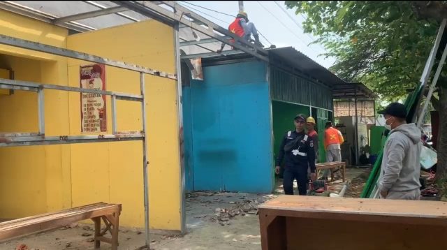 PT KAI Bongkar Warung Esek-Esek di Ponorogo, Berdiri Tanpa Izin di Atas Aset Negara