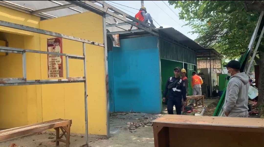 PT KAI Bongkar Warung Esek-Esek di Ponorogo, Berdiri Tanpa Izin di Atas Aset Negara