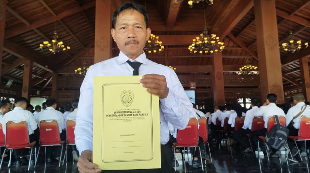Mengabdi 25 Tahun Menjadi Honorer, Pria di Ponorogo ini Diangkat jadi ASN
