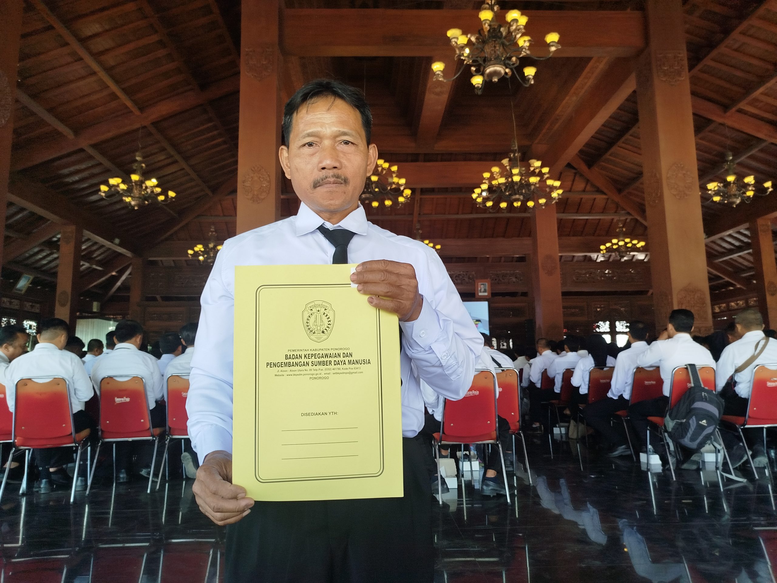 Mengabdi 25 Tahun Menjadi Honorer, Pria di Ponorogo ini Diangkat jadi ASN