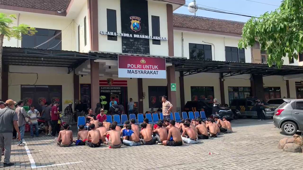 Pesta Gengster Digerebek Polisi, Tangis Pecah di Mapolres Jombang