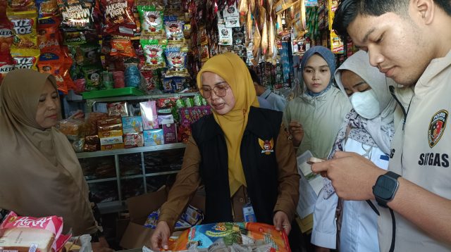 Petugas gabungan saat menemukan beras medium seharga premium di atas harga eceran tertinggi di toko kelontong. (rizky/sejahtera.co)