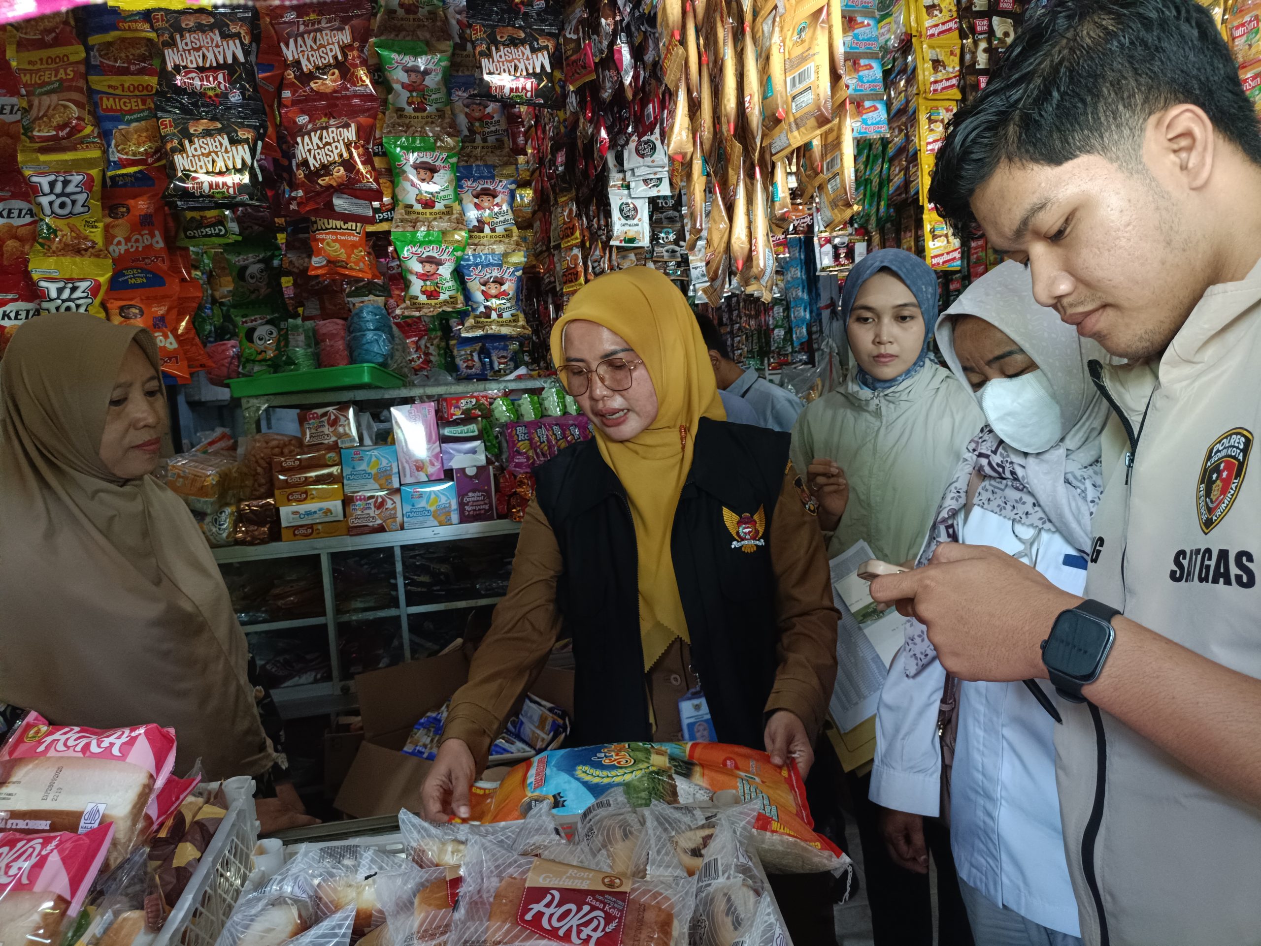 Petugas gabungan saat menemukan beras medium seharga premium di atas harga eceran tertinggi di toko kelontong. (rizky/sejahtera.co)
