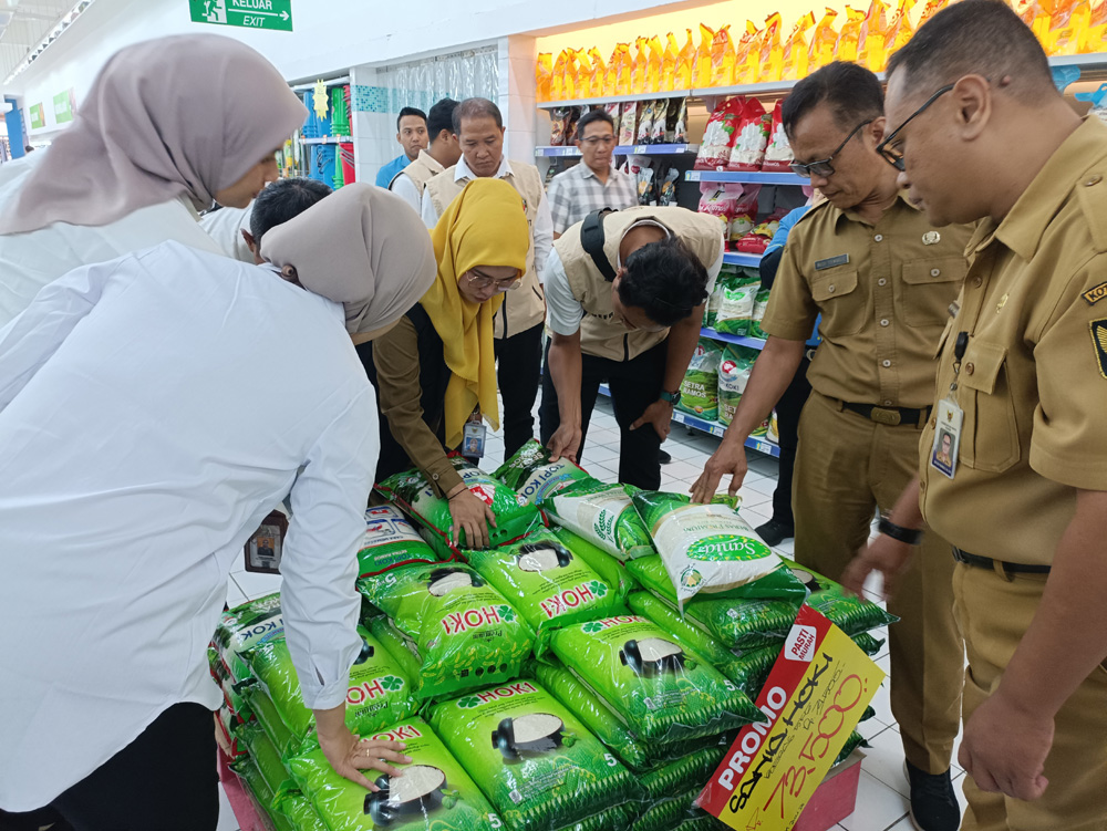 Sidak Beras di Pasar Modern Kota Kediri, Ditemukan Produk Premium Mengandung Kutu