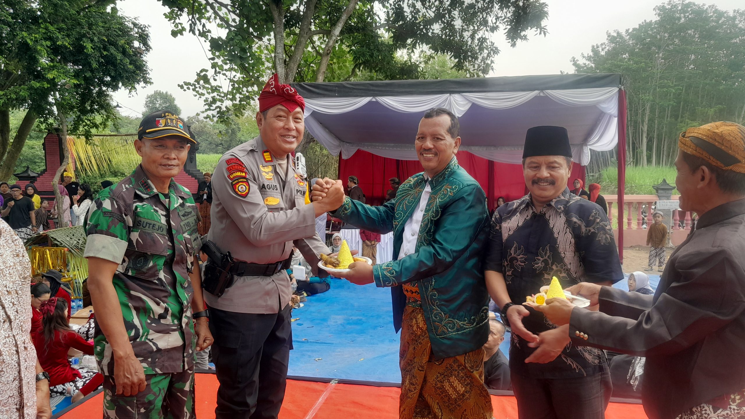 Nguri-uri Budaya Petilasan Dewi Sekartaji, Ratusan Warga Desa Janti Kirab Tumpeng Suro