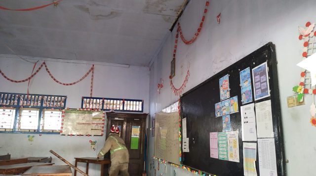 Atap SDN Banjarpoh Jombang Terbakar, Api Merambat dari Pembakaran Sampah