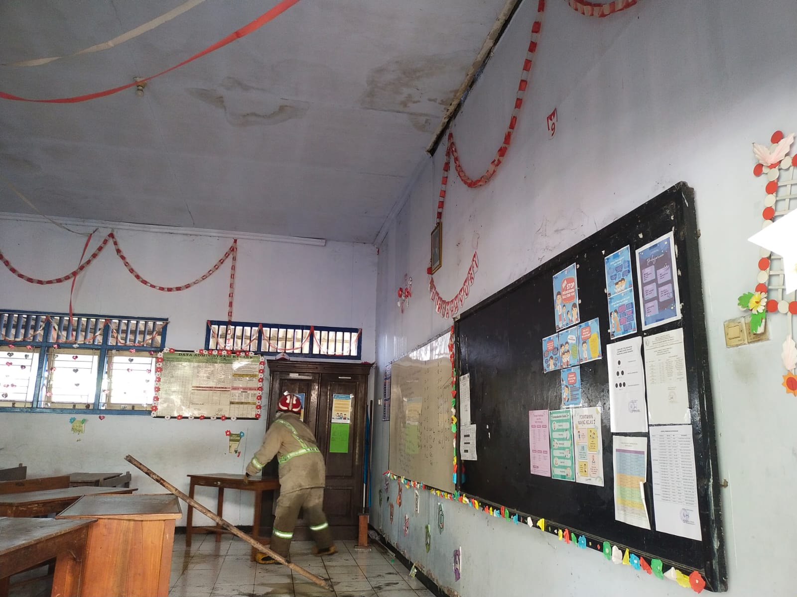 Atap SDN Banjarpoh Jombang Terbakar, Api Merambat dari Pembakaran Sampah