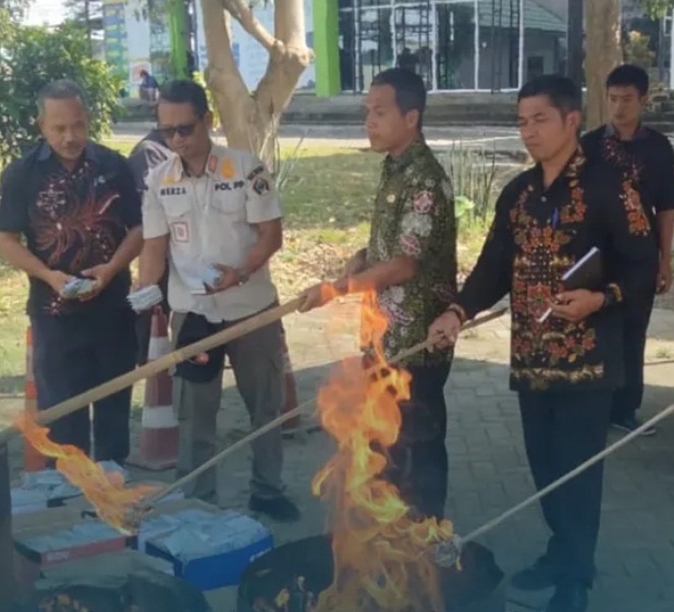 Puluhan Ribu KTP Elektronik Rusak dan Tak Berlaku Dimusnahkan Dispendukcapil Blitar