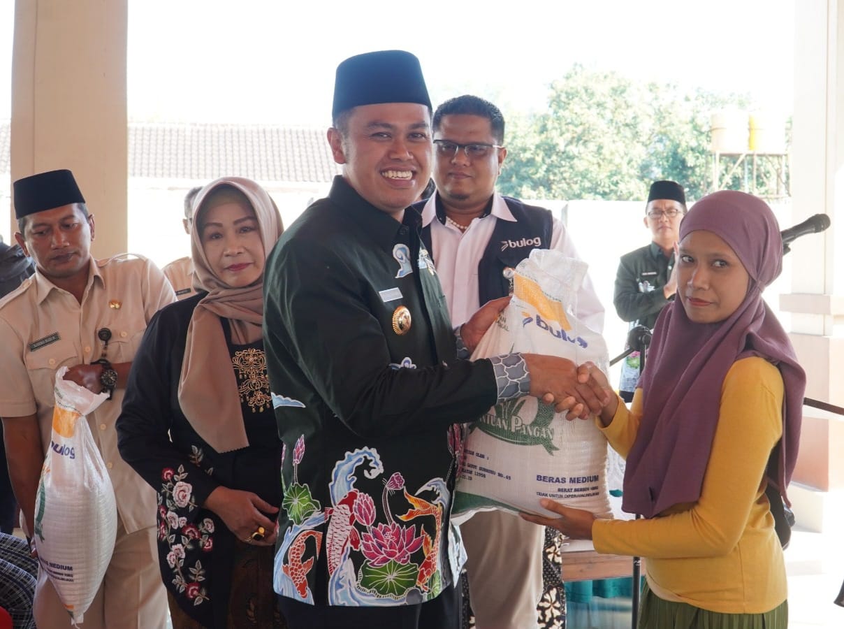 Ribuan Kepala Keluarga di Kota Blitar Terima Bantuan Beras 20 Kilogram