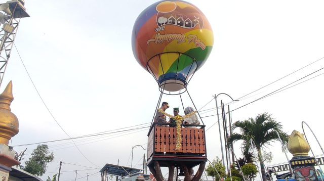 Diresmikan Polres Madiun Kota, Miniatur Balon Udara dan Patung Pendekar Prajuritan Kini Hadir di Kampung Pesona Madiun Lor