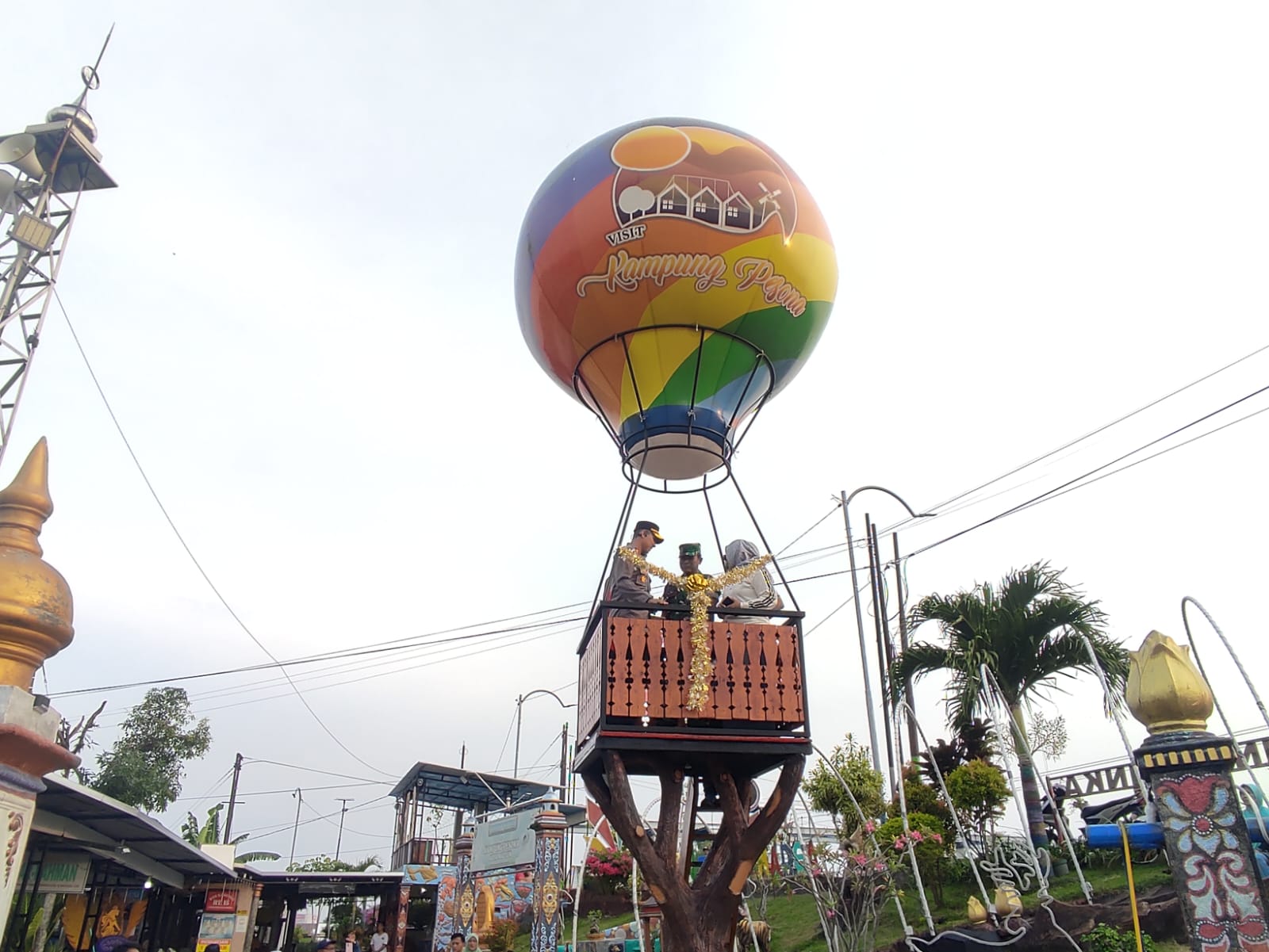 Diresmikan Polres Madiun Kota, Miniatur Balon Udara dan Patung Pendekar Prajuritan Kini Hadir di Kampung Pesona Madiun Lor