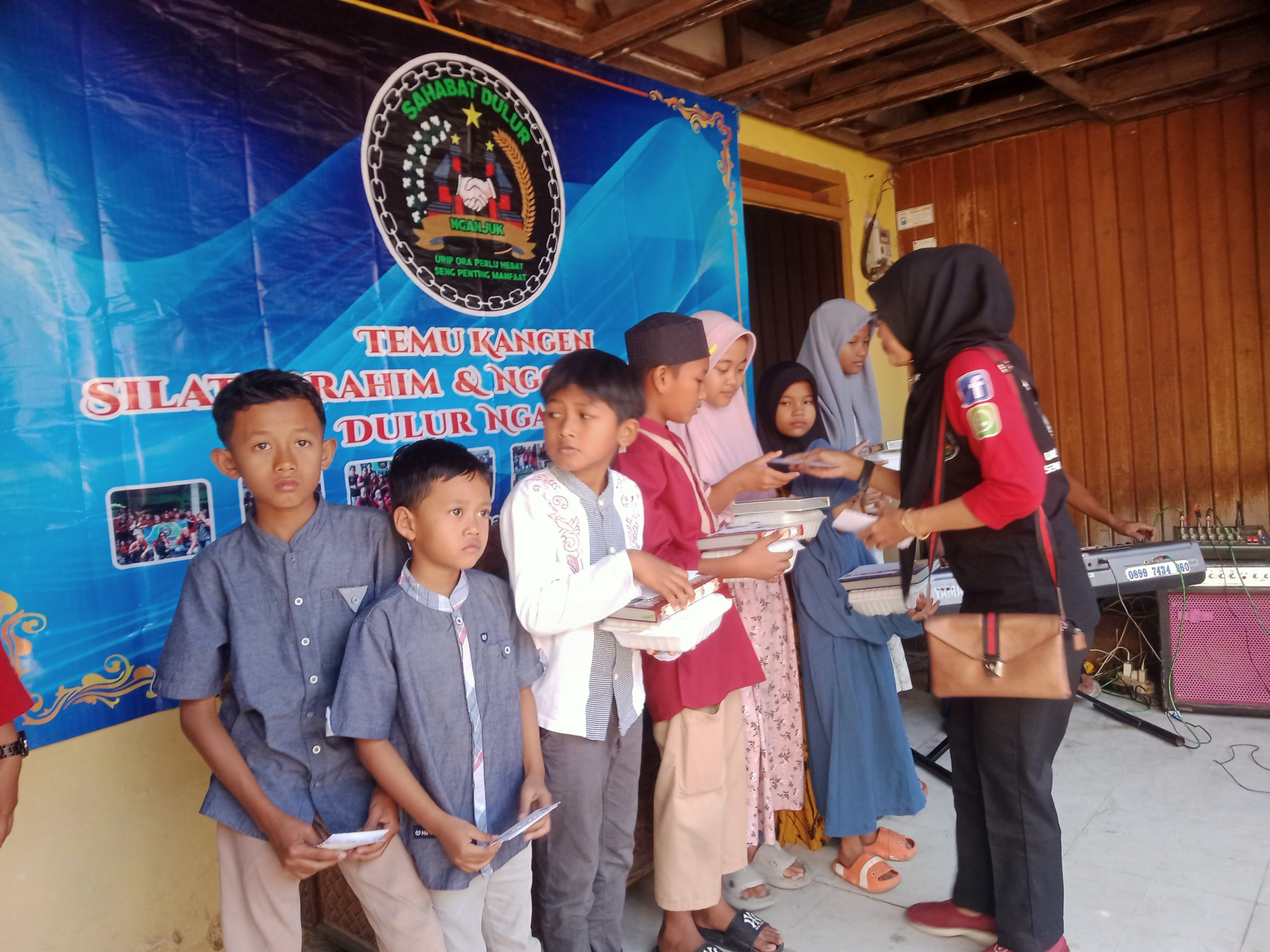 Minggu Akhir Bulan Suro, Komunitas SDN di Nganjuk Santuni Anak Yatim