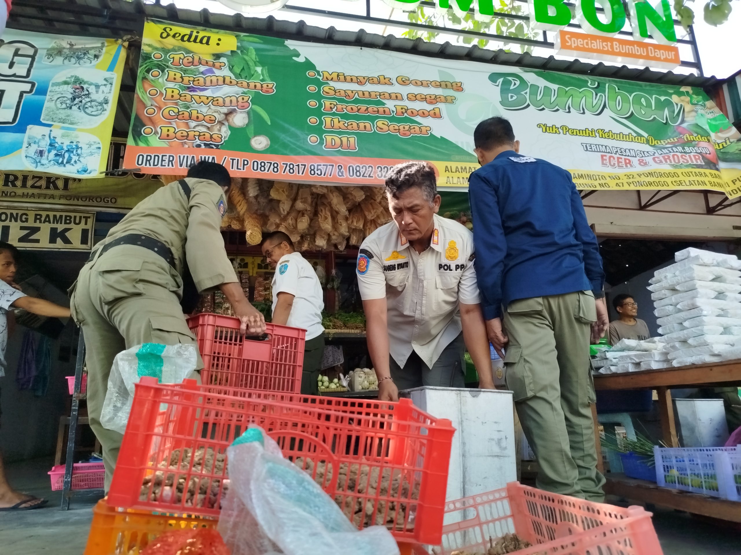 Satpol PP Ponorogo Tertibkan PKL yang Ganggu Trotoar Pejalan Kaki