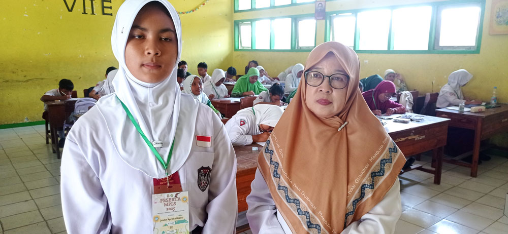 Jovita Aprilia Dianti siswa SMPN I Ngasem Jawara Karate Jawa Timur bersama Yuli Purwati Wakasek Kesiswaan SMPN I Ngasem. (bakti/sejahtera.c0)