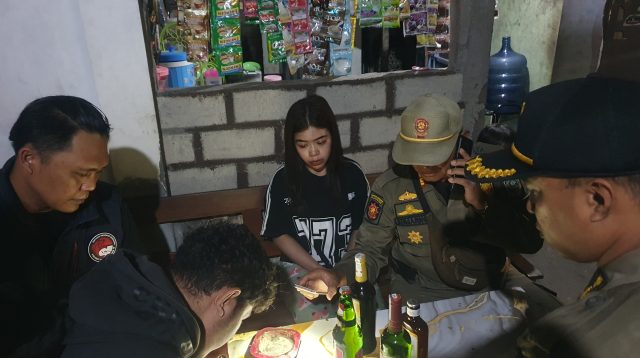 Warkop Karaoke di Tulungagung Digeruduk Petugas Gabungan, Amankan Puluhan Miras Tanpa Izin Edar