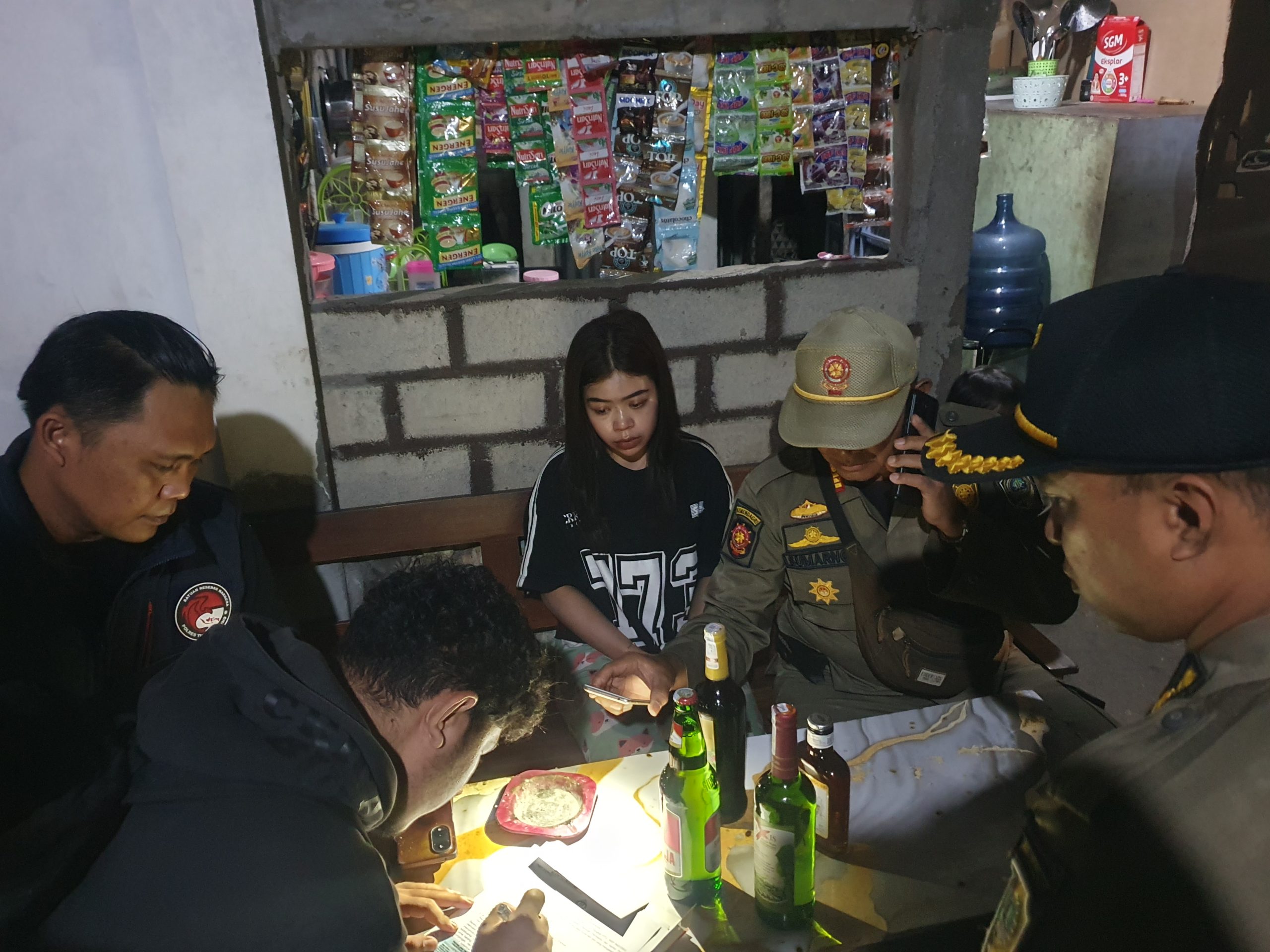 Warkop Karaoke di Tulungagung Digeruduk Petugas Gabungan, Amankan Puluhan Miras Tanpa Izin Edar