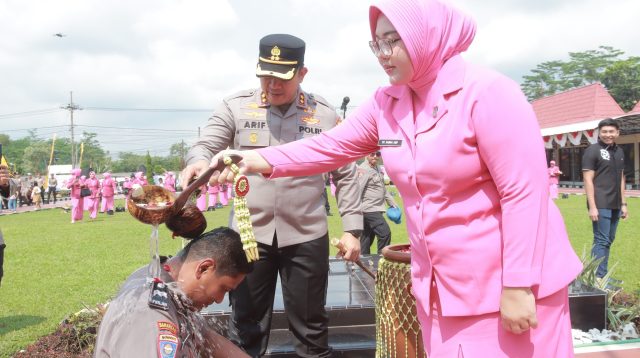 Naik Pangkat, 60 Polisi Polres Blitar Terima Guyuran Air Kembang