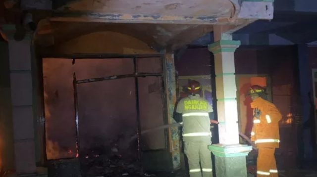 Korsleting Kulkas saat Ditinggal Salat Subuh, Dua Rumah di Nganjuk Terbakar